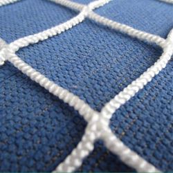 Сетка для пляжного волейбола 8,5х1 м SPORTWERK d=2,2 мм яч. 100х100 мм (обшит с 4-х сторон, верх лента 2,5 см) Сетка для пляжного волейбола 8,5х1 м SPORTWERK d=2,2 мм яч. 100х100 мм (обшит с 4-х сторон, верх лента 2,5 см)