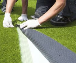 Укладка искусственной травы на клей на готовое основание