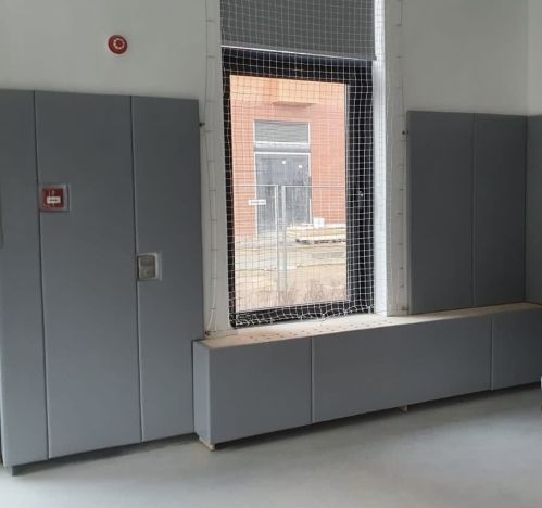 Комплексная защита стен и окон спортзала (стеновой протектор, перфорированный подоконник) СТД-39#4