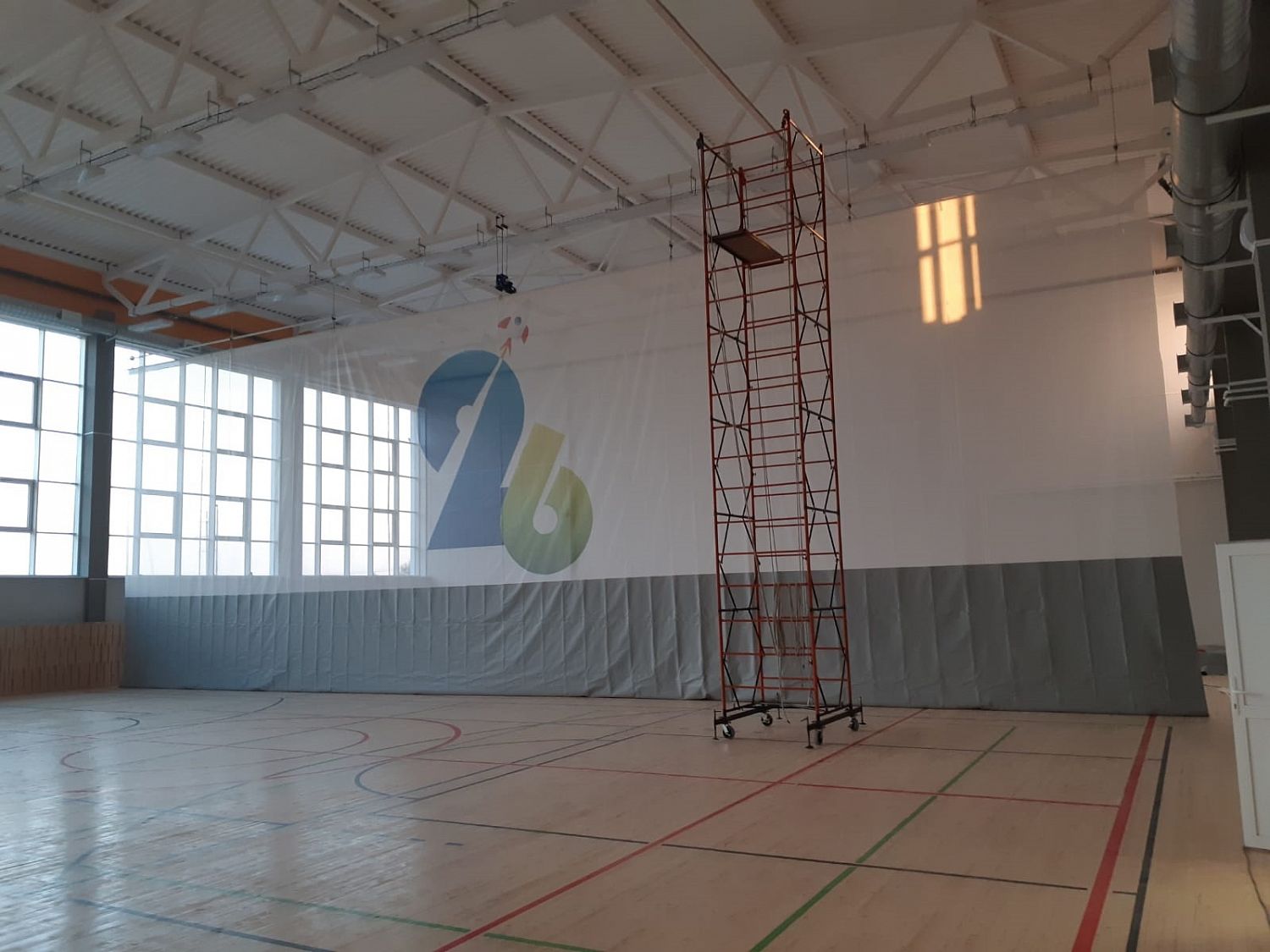 Поставили и смонтировали систему деления зала в СОШ №26 (г. Вологда)