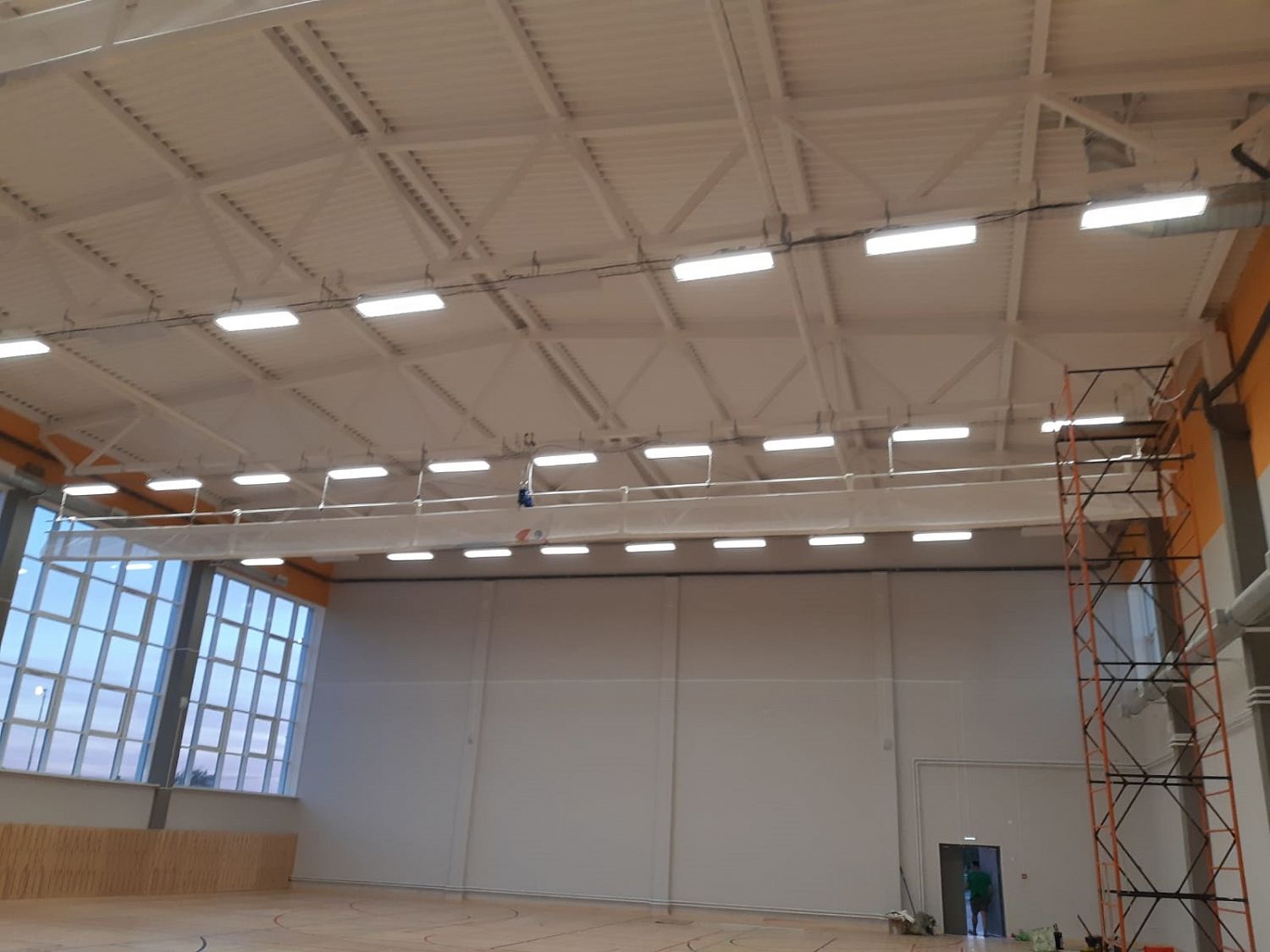 Поставили и смонтировали систему деления зала в СОШ №26 (г. Вологда)