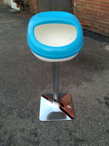 Магнезница на хромированной опоре