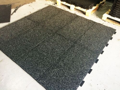 Резиновая плитка Regumond Sportplatten 30 мм (1х0,5 м), боковины Резиновая плитка Regumond Sportplatten 30 мм (1х0,5 м), боковины